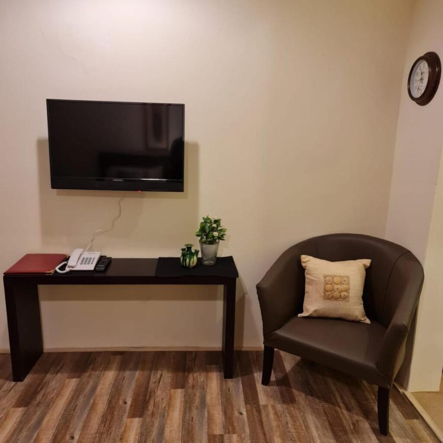 The Mandarin Inn Гилгит Экстерьер фото